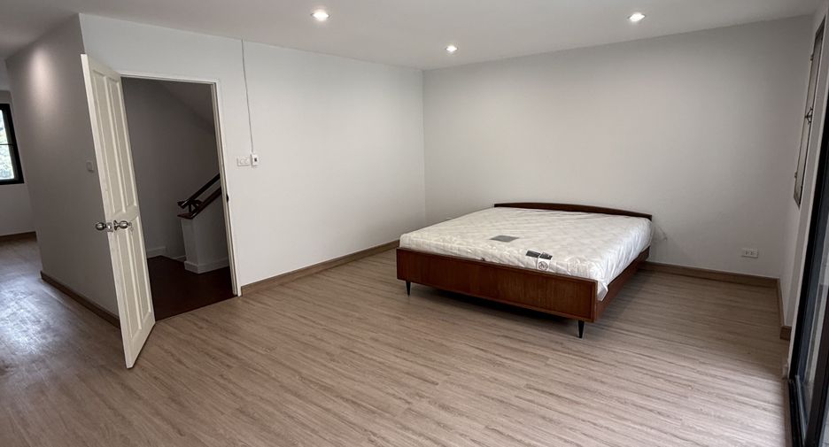 Haus zur Miete mit 3 Zimmer in Watthana, Bangkok