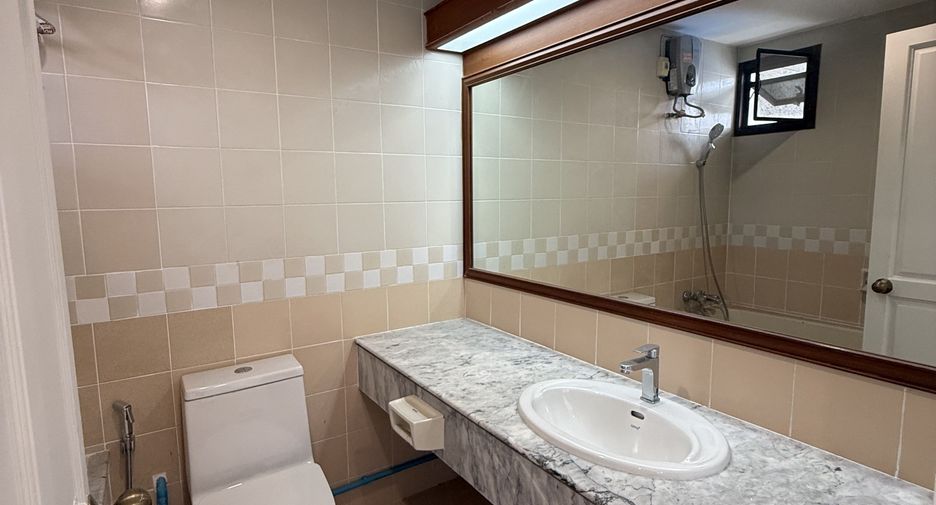 Haus zur Miete mit 3 Zimmer in Watthana, Bangkok
