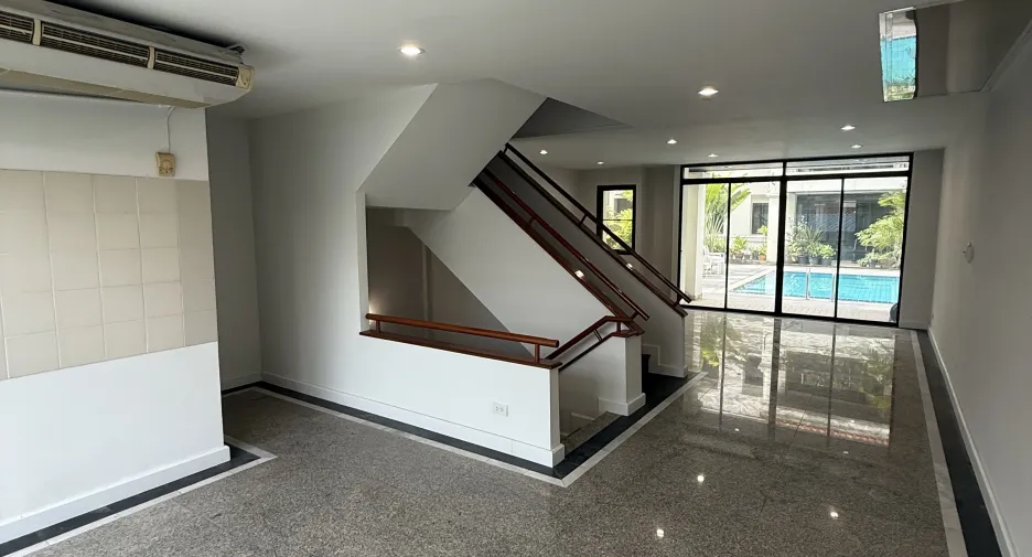 Haus zur Miete mit 3 Zimmer in Watthana, Bangkok