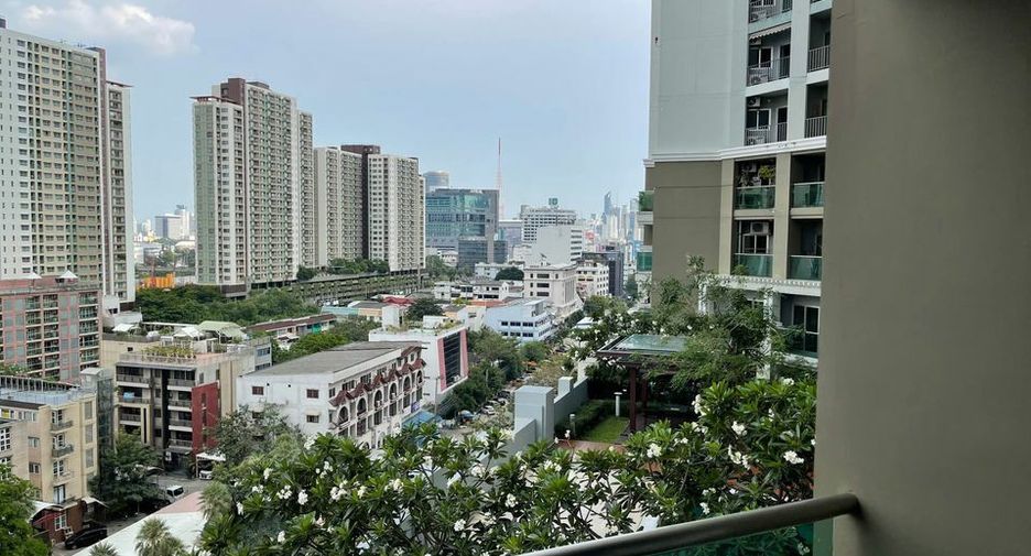 For rent 3 bedrooms condo in Huai Khwang, Bangkok