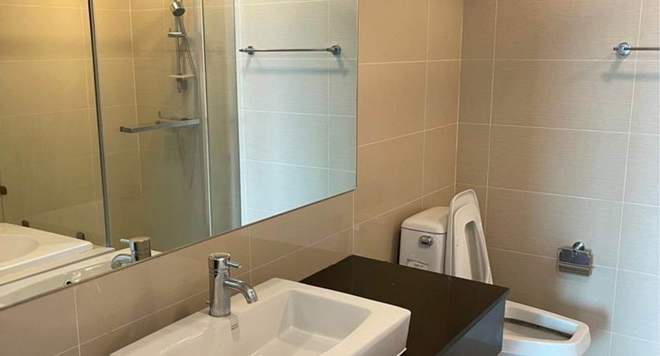 For rent 3 bedrooms condo in Huai Khwang, Bangkok