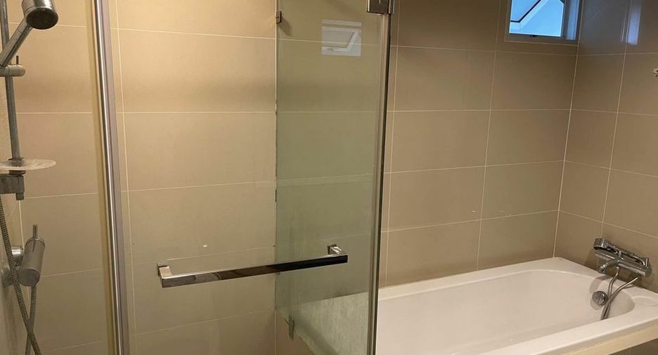 For rent 3 bedrooms condo in Huai Khwang, Bangkok