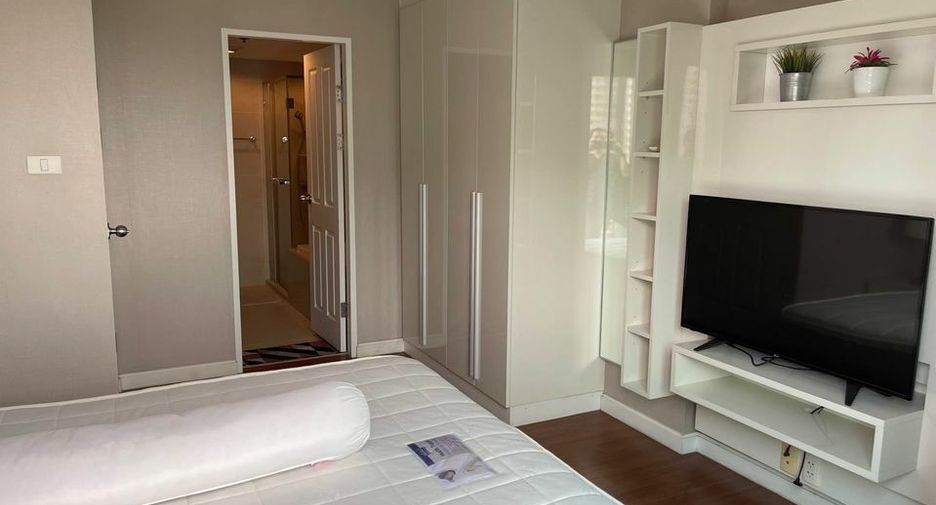 For rent 3 bedrooms condo in Huai Khwang, Bangkok