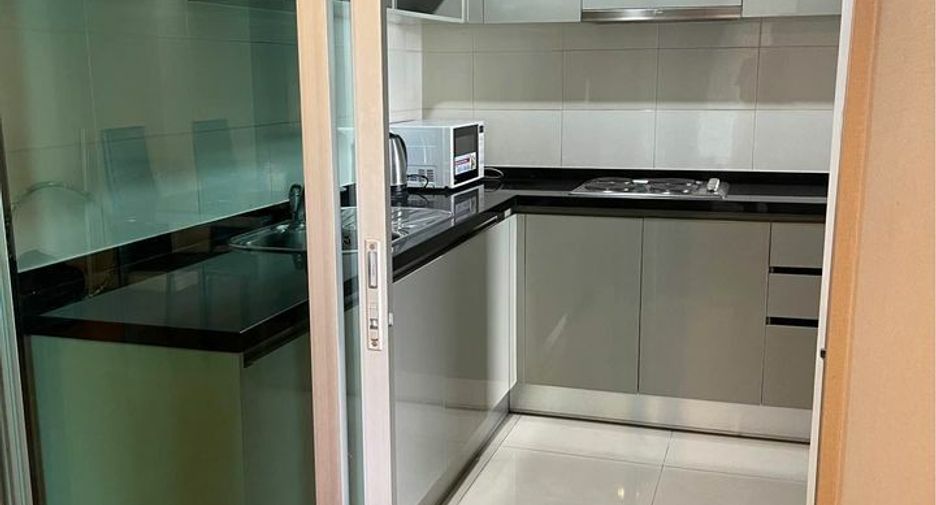 For rent 3 bedrooms condo in Huai Khwang, Bangkok