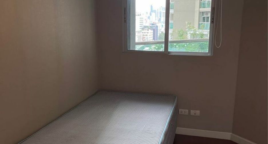 For rent 3 bedrooms condo in Huai Khwang, Bangkok