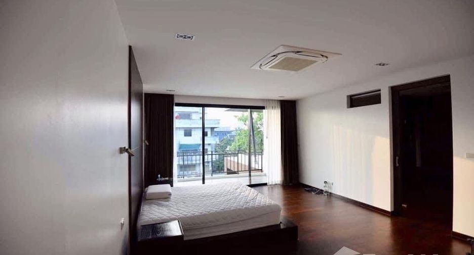 Casa en alquiler de 4 habitaciones en Huai Khwang, Bangkok