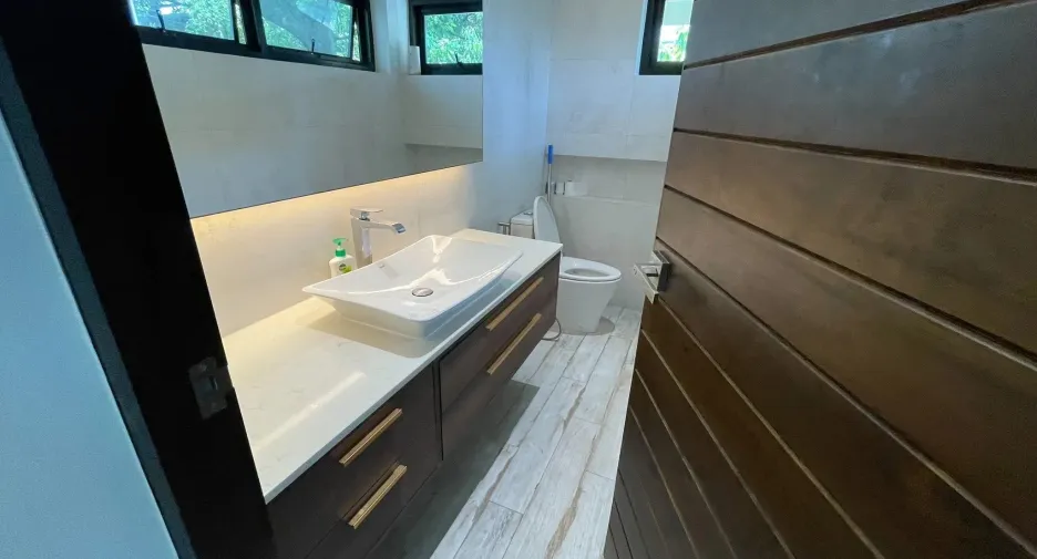 Casa en alquiler de 4 habitaciones en Huai Khwang, Bangkok