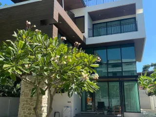 Casa en alquiler de 4 habitaciones en Huai Khwang, Bangkok