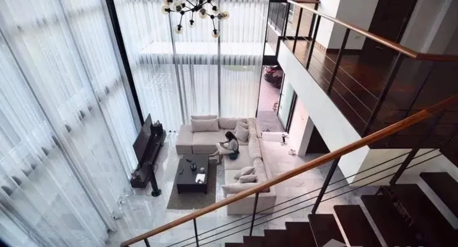 Casa en alquiler de 4 habitaciones en Huai Khwang, Bangkok