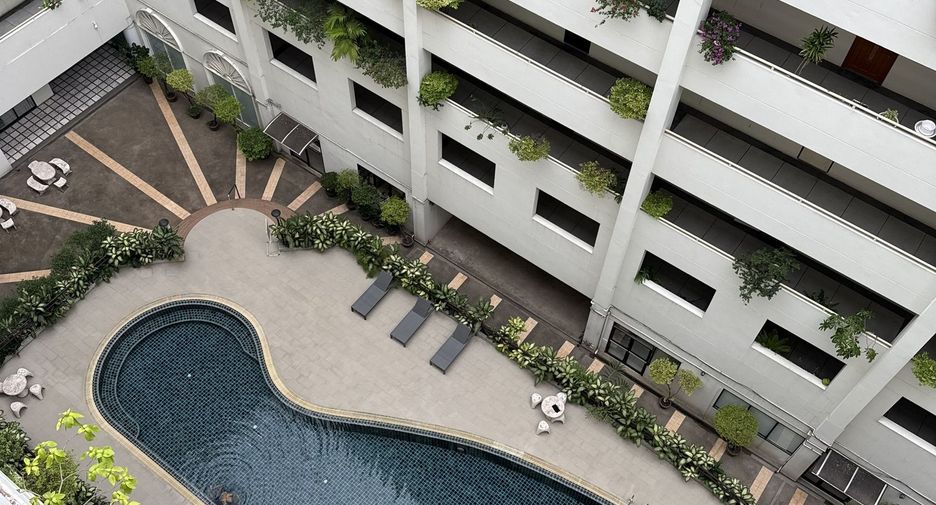 For rent 3 bedrooms condo in Phra Khanong, Bangkok