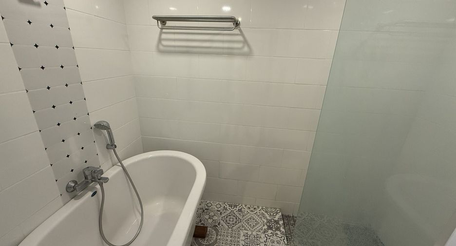 For rent 3 bedrooms condo in Phra Khanong, Bangkok