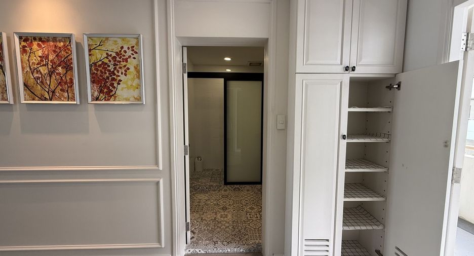 For rent 3 bedrooms condo in Phra Khanong, Bangkok