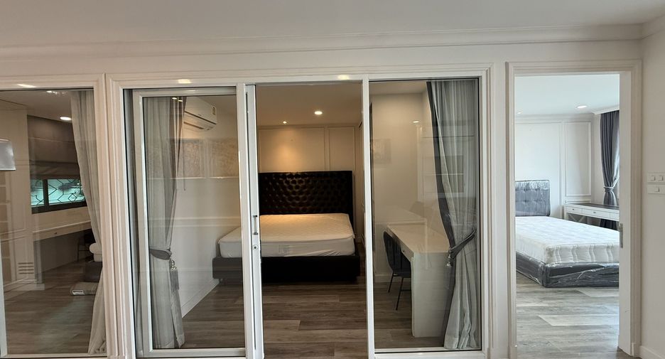 For rent 3 bedrooms condo in Phra Khanong, Bangkok