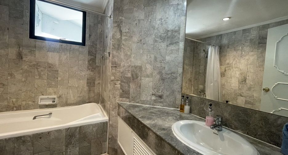 For rent 3 bedrooms condo in Sathon, Bangkok
