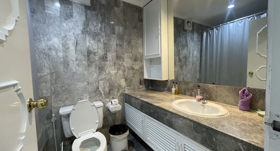 For rent 3 bedrooms condo in Sathon, Bangkok