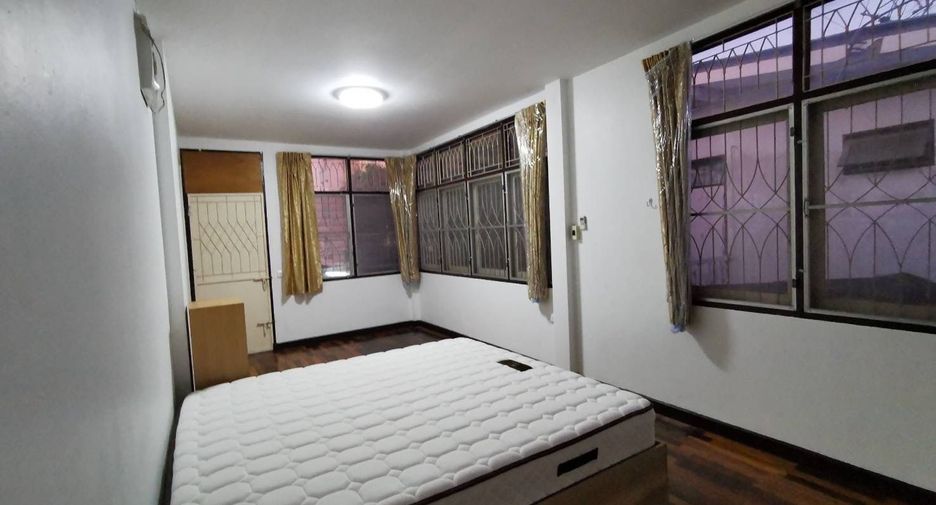 For rent 2 bedrooms house in Huai Khwang, Bangkok