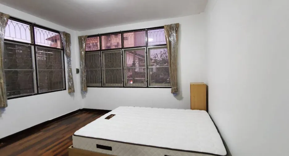 For rent 2 bedrooms house in Huai Khwang, Bangkok