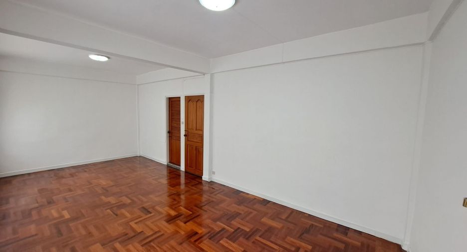Reihenhaus zur Miete mit 3 Zimmer in Watthana, Bangkok