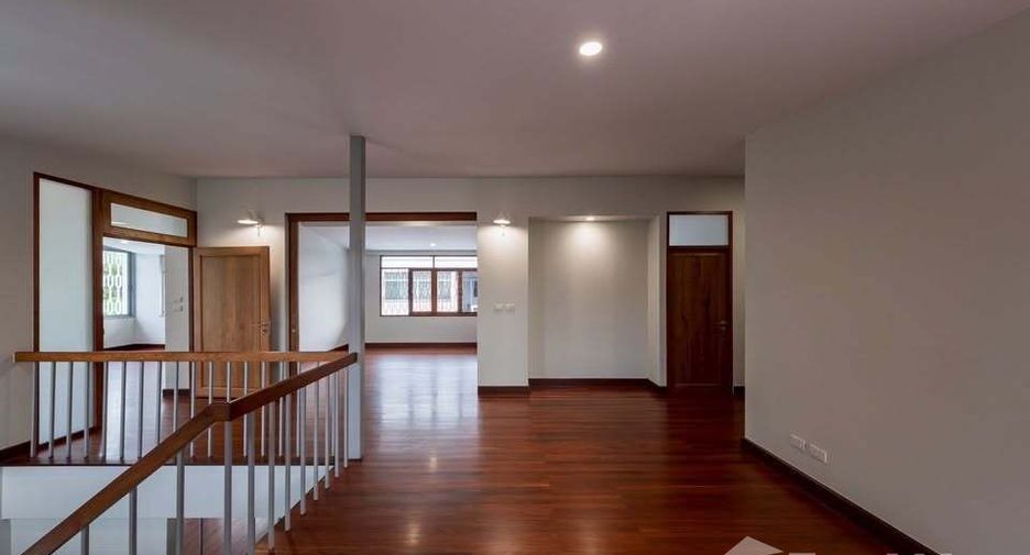 Casa en alquiler de 4 habitaciones en Watthana, Bangkok