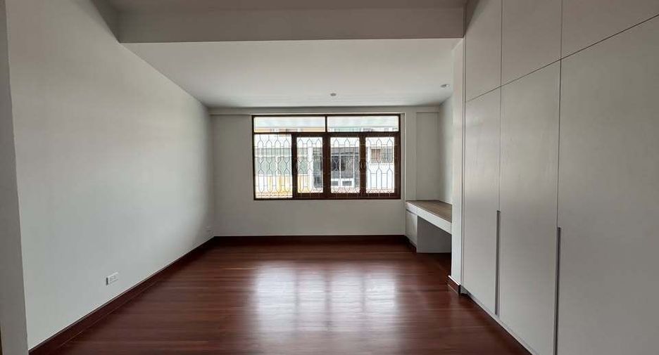 Casa en alquiler de 4 habitaciones en Watthana, Bangkok
