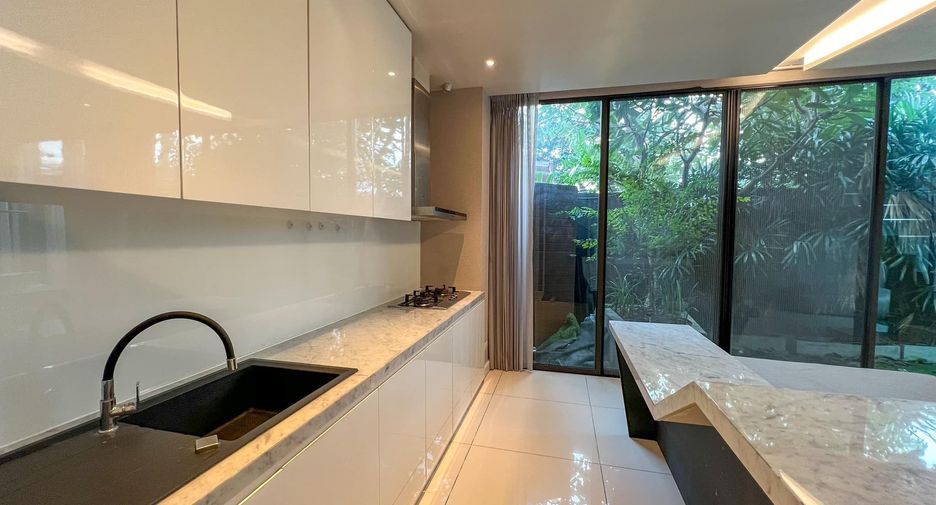 For rent 3 bedrooms house in Watthana, Bangkok