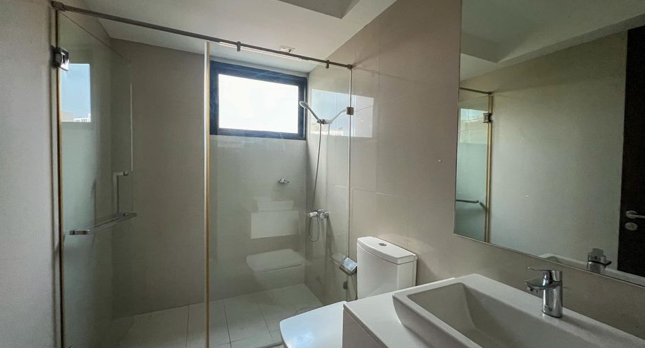 For rent 3 bedrooms house in Watthana, Bangkok