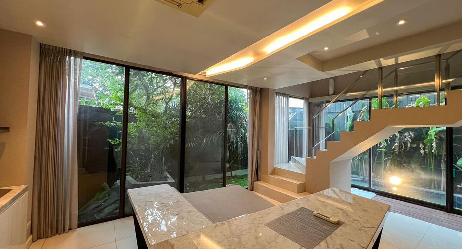 For rent 3 bedrooms house in Watthana, Bangkok