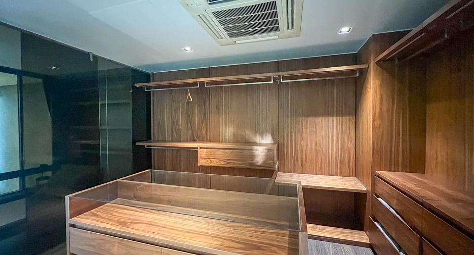 For rent 3 bedrooms house in Watthana, Bangkok
