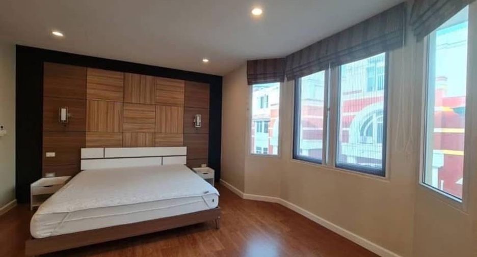 For rent 4 bedrooms townhouse in Bang Na, Bangkok