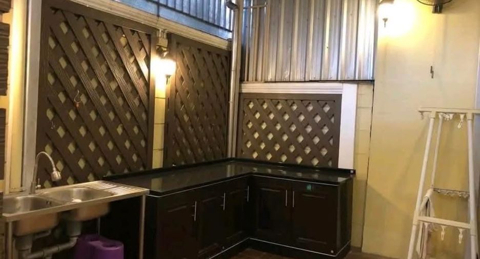 For rent 4 bedrooms townhouse in Bang Na, Bangkok