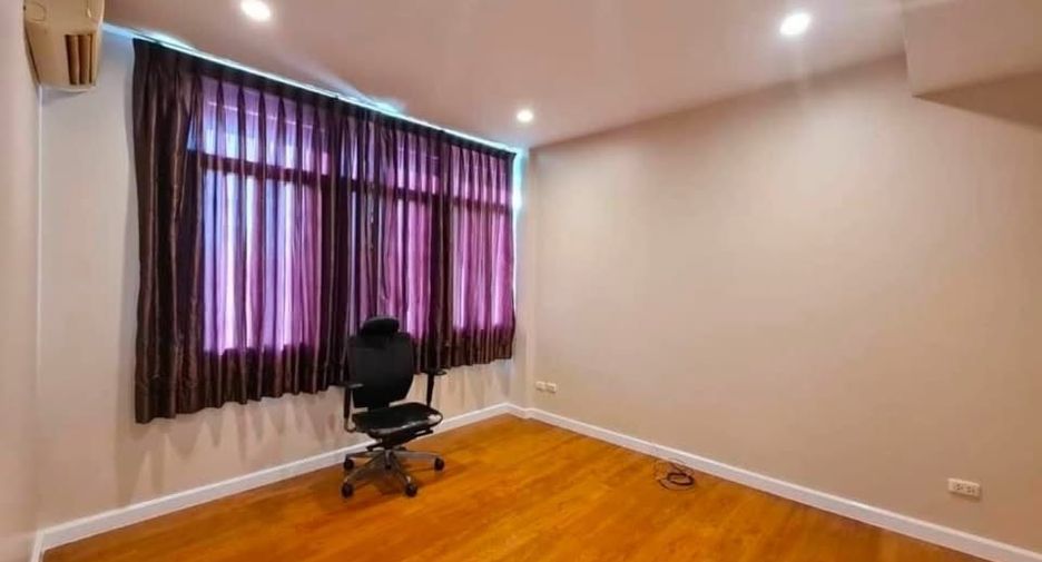 For rent 4 bedrooms townhouse in Bang Na, Bangkok
