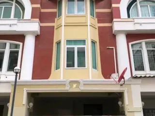 For rent 4 bedrooms townhouse in Bang Na, Bangkok