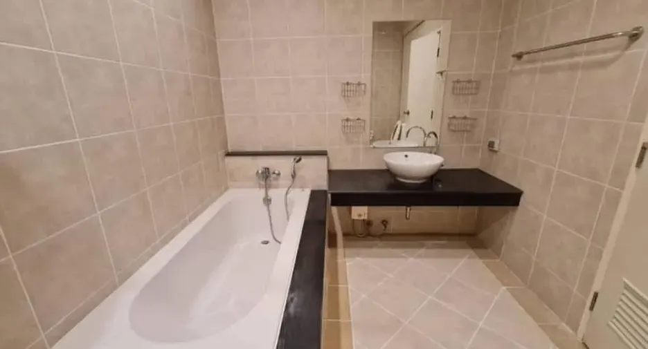 For rent 4 bedrooms townhouse in Bang Na, Bangkok