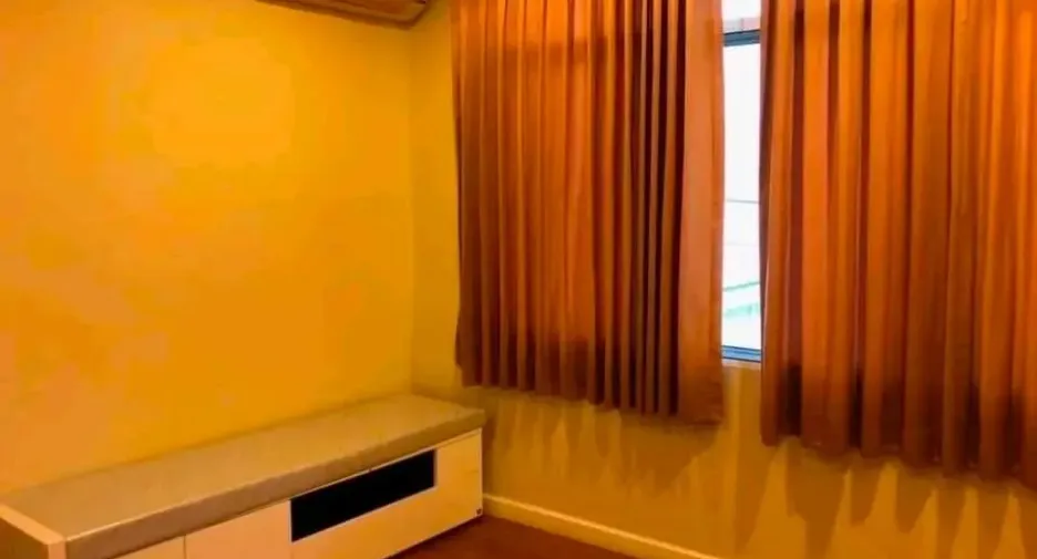 For rent 4 bedrooms townhouse in Bang Na, Bangkok