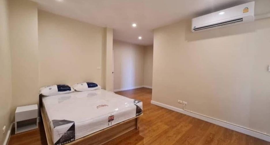 For rent 4 bedrooms townhouse in Bang Na, Bangkok