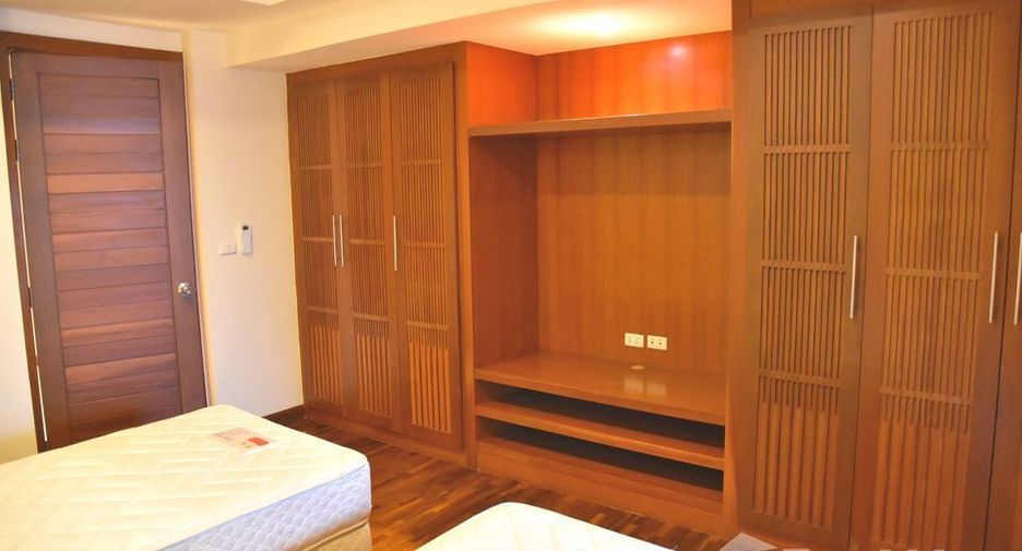 For rent 3 bedrooms condo in Sathon, Bangkok