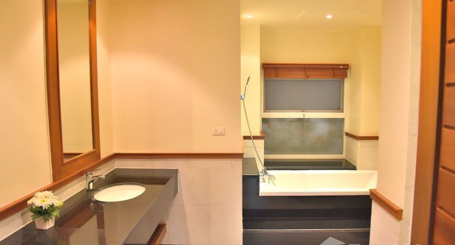 For rent 3 bedrooms condo in Sathon, Bangkok