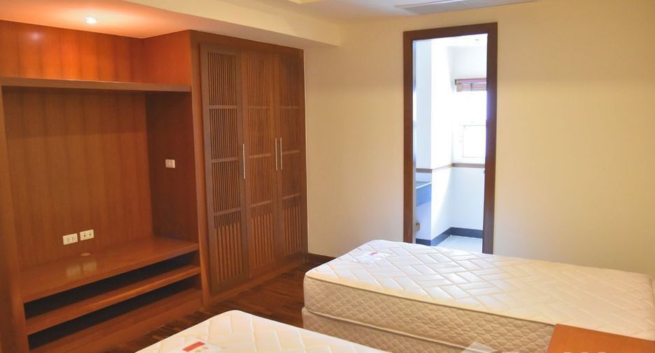For rent 3 bedrooms condo in Sathon, Bangkok