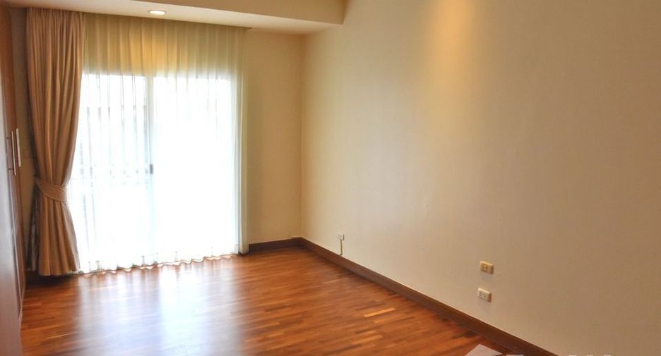 For rent 3 bedrooms condo in Sathon, Bangkok
