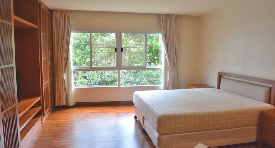 For rent 3 bedrooms condo in Sathon, Bangkok