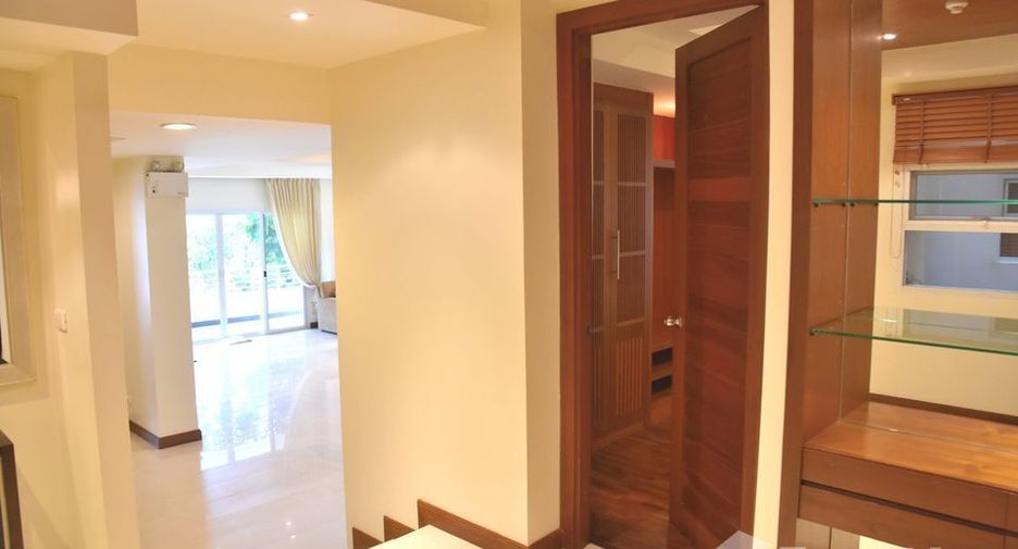 For rent 3 bedrooms condo in Sathon, Bangkok