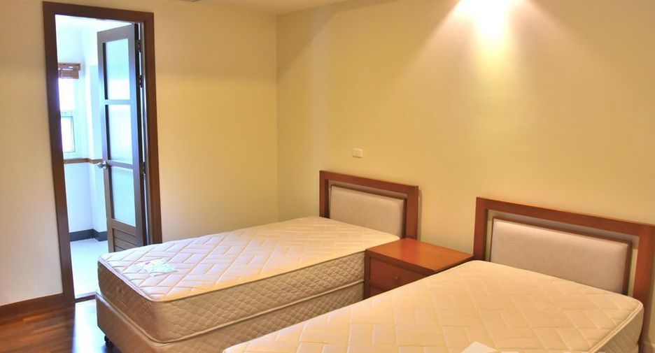 For rent 3 bedrooms condo in Sathon, Bangkok