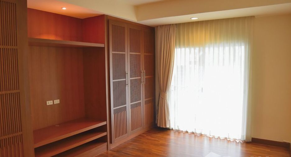 For rent 3 bedrooms condo in Sathon, Bangkok