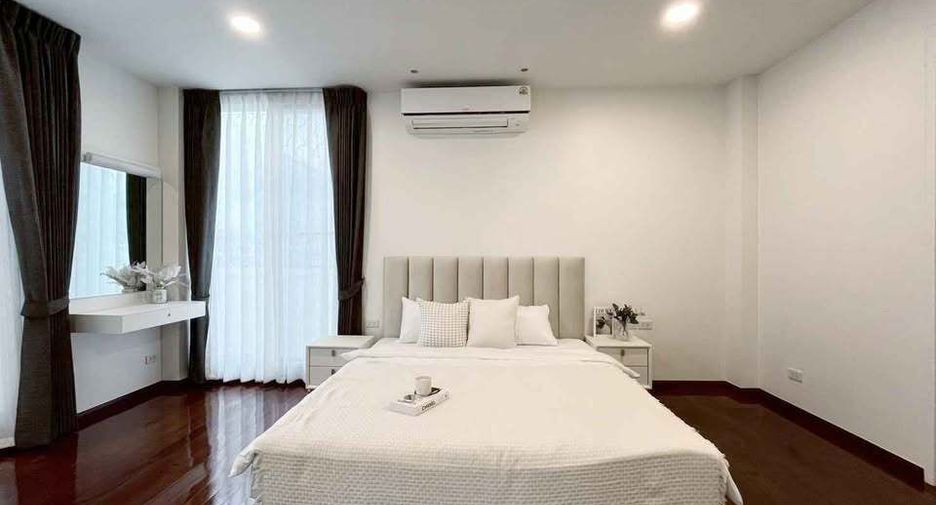 À louer 5 chambres maison à Huai Khwang, Bangkok