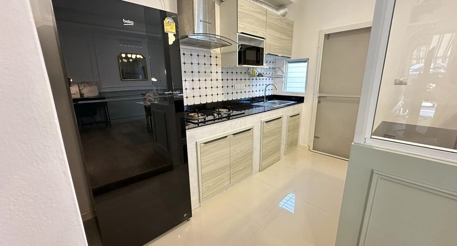 For rent 3 bedrooms townhouse in Bang Phli, Samut Prakan