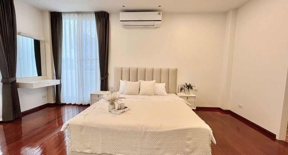 For rent 5 bedrooms house in Huai Khwang, Bangkok
