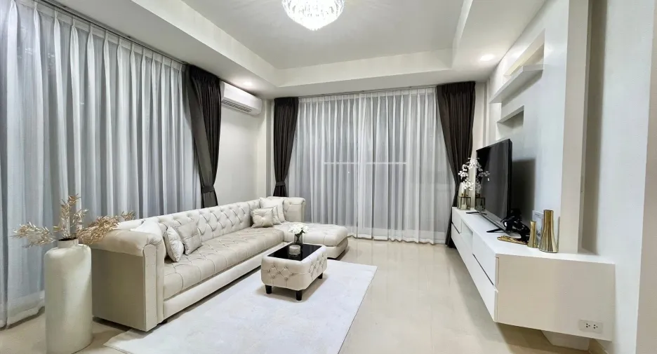 For rent 5 bedrooms house in Huai Khwang, Bangkok