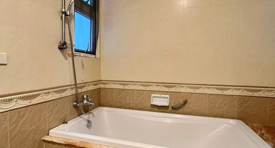 For rent 5 bedrooms house in Huai Khwang, Bangkok