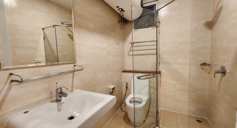 For rent 5 bedrooms house in Huai Khwang, Bangkok