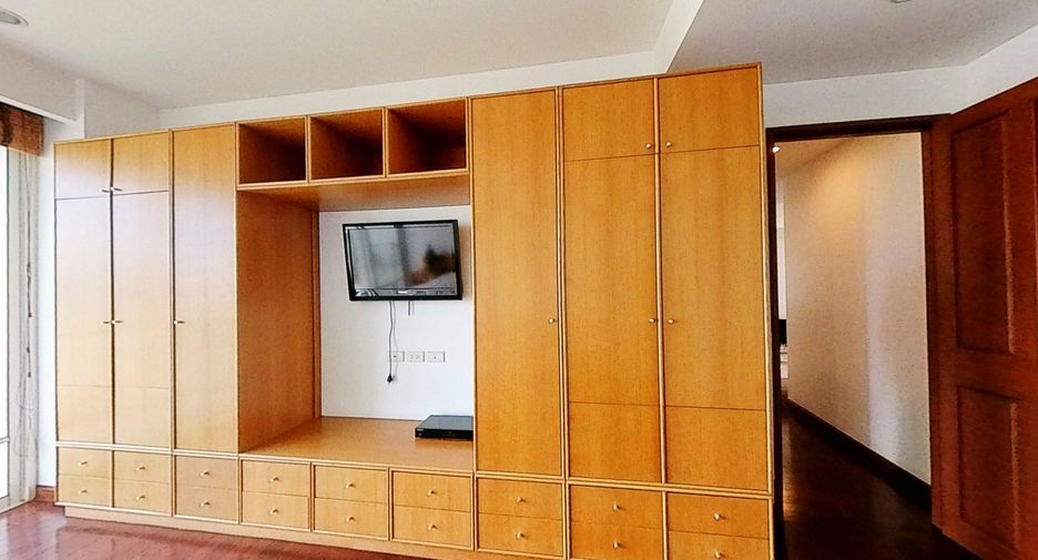 For rent 2 bedrooms condo in Pathum Wan, Bangkok